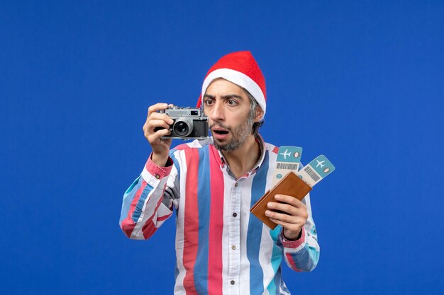 Jeune homme expressif posant pour Noël