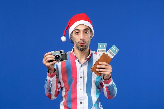 Jeune homme expressif posant pour Noël