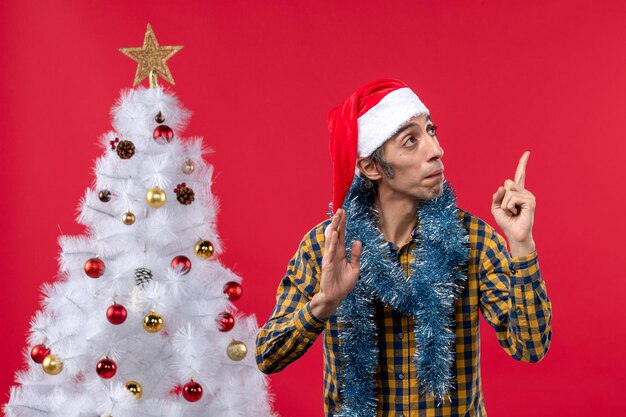 Jeune homme expressif posant pour Noël