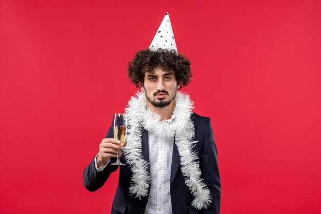 Jeune homme expressif posant pour Noël