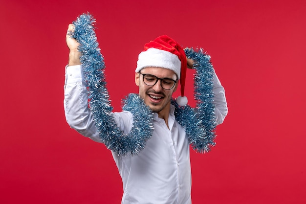 Jeune homme expressif posant pour Noël