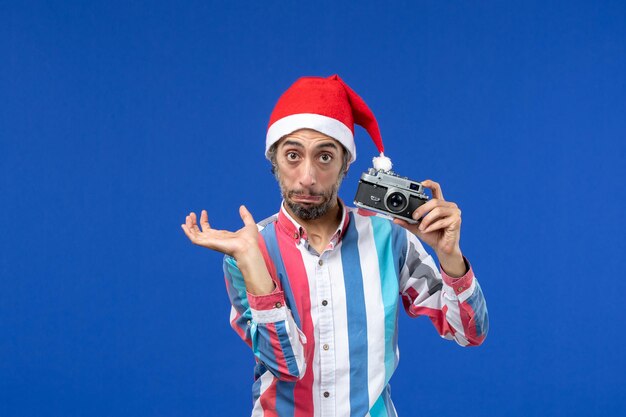 Jeune homme expressif posant pour Noël