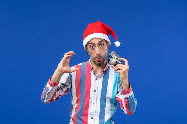 Jeune homme expressif posant pour Noël