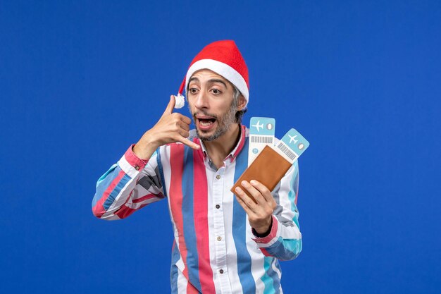 Jeune homme expressif posant pour Noël