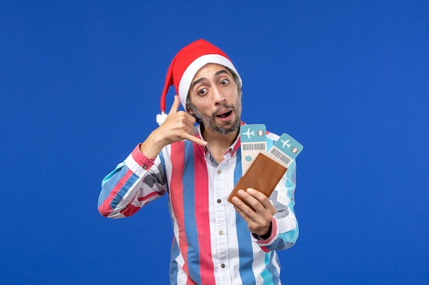 Jeune homme expressif posant pour Noël