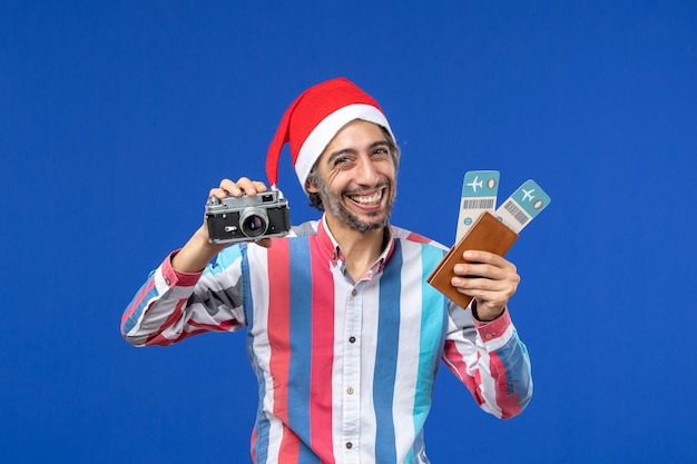 Jeune homme expressif posant pour Noël