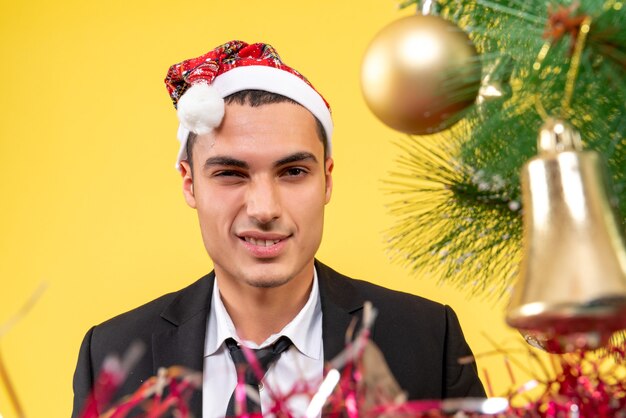 Jeune homme expressif posant pour Noël