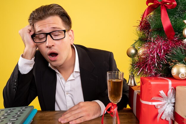 Jeune homme expressif posant pour Noël