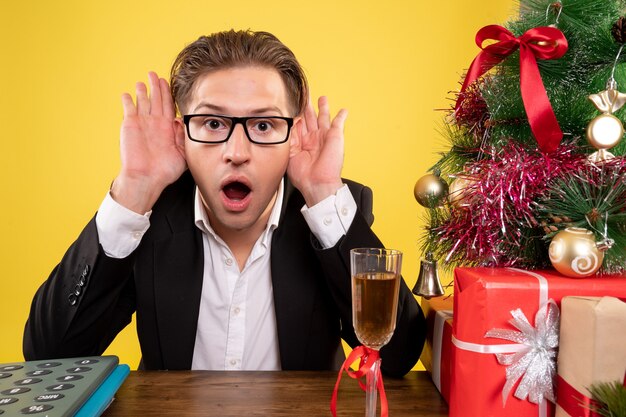 Jeune homme expressif posant pour Noël