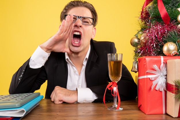 Jeune homme expressif posant pour Noël