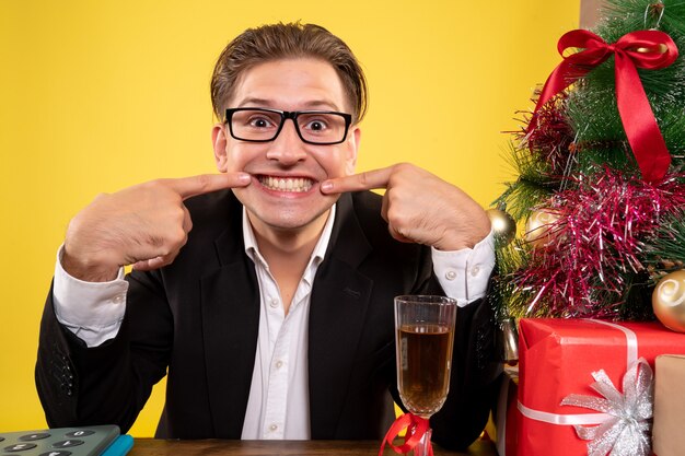 Jeune homme expressif posant pour Noël