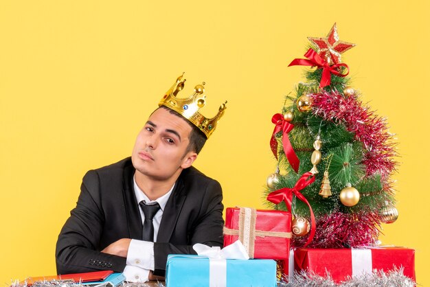 Jeune homme expressif posant pour Noël