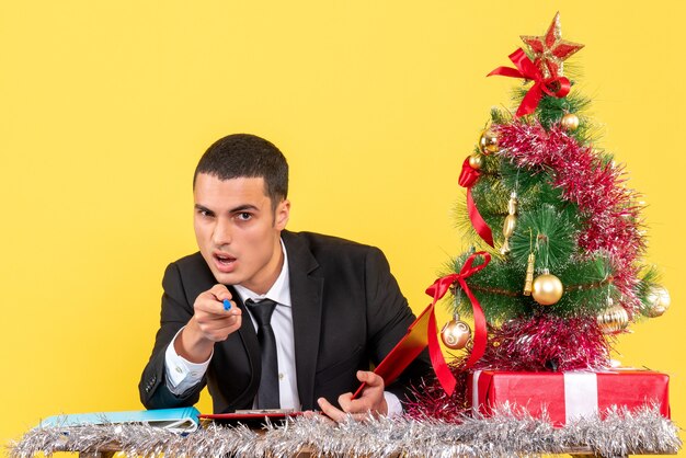 Jeune homme expressif posant pour Noël