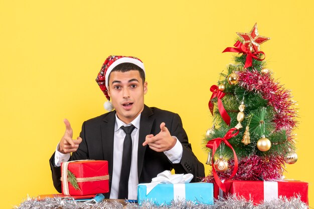 Jeune homme expressif posant pour Noël