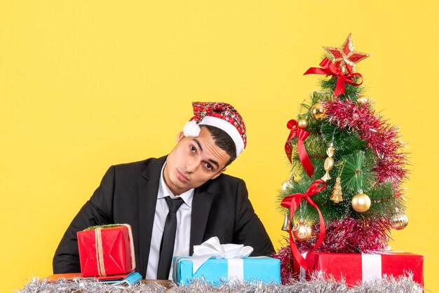 Jeune homme expressif posant pour Noël