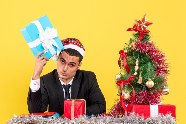 Jeune homme expressif posant pour Noël