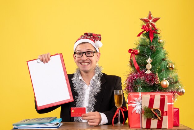 Jeune homme expressif posant pour Noël