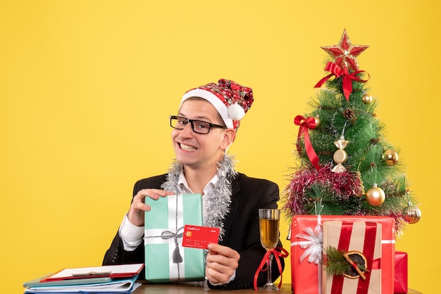 Jeune homme expressif posant pour Noël