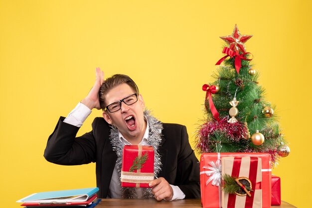 Jeune homme expressif posant pour Noël