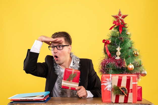 Jeune homme expressif posant pour Noël