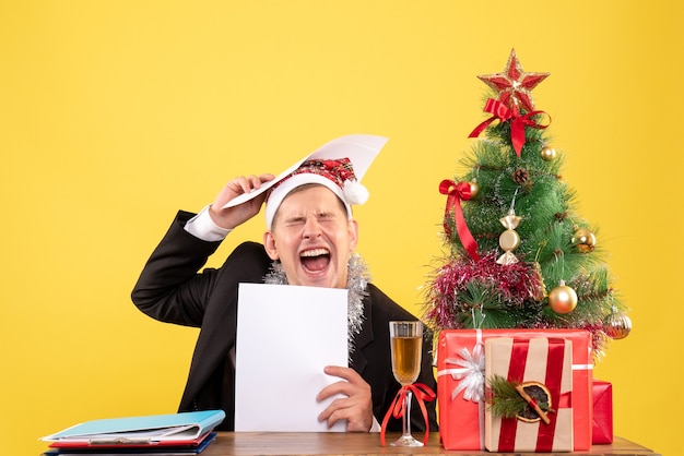 Jeune homme expressif posant pour Noël