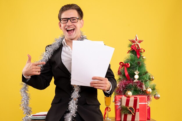 Jeune homme expressif posant pour Noël