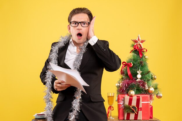 Jeune homme expressif posant pour Noël