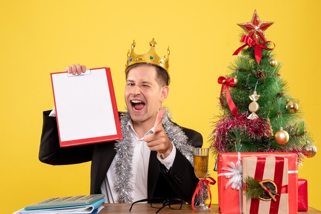 Jeune homme expressif posant pour Noël