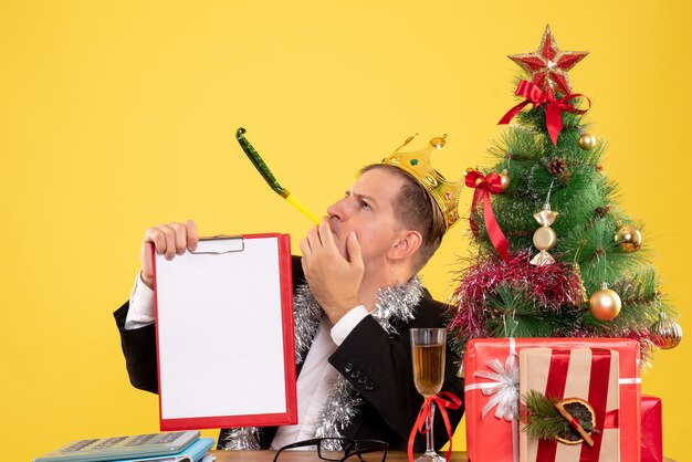 Photo gratuite jeune homme expressif posant pour noël