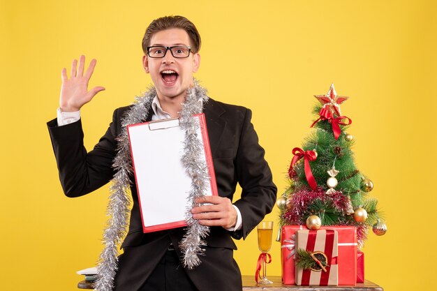 Jeune homme expressif posant pour Noël