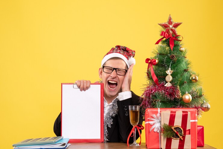 Photo gratuit jeune homme expressif posant pour noël