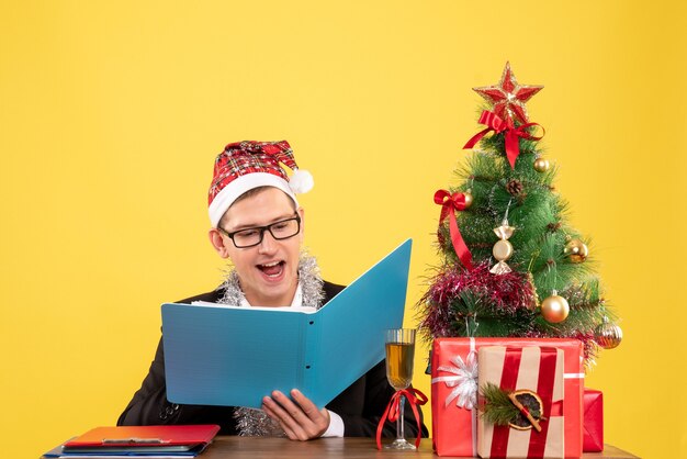 Jeune homme expressif posant pour Noël