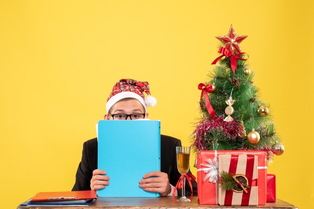 Jeune homme expressif posant pour Noël