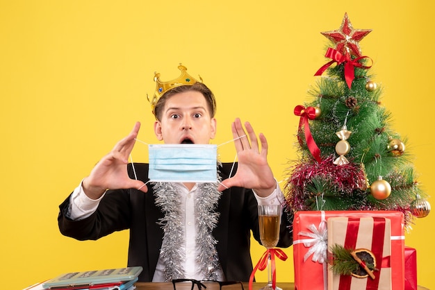 Photo gratuite jeune homme expressif posant pour noël