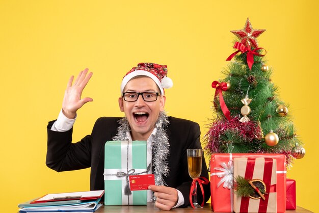 Jeune homme expressif posant pour Noël