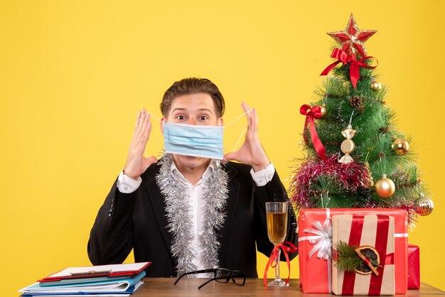 Jeune homme expressif posant pour Noël