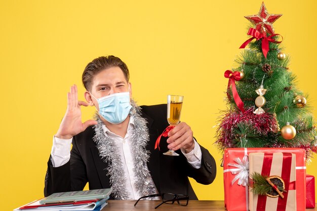 Jeune homme expressif posant pour Noël