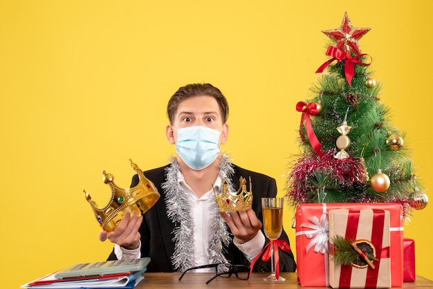 Jeune homme expressif posant pour Noël