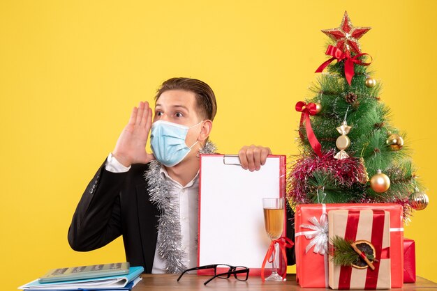 Jeune homme expressif posant pour Noël