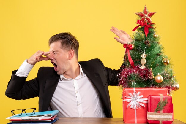 Jeune homme expressif posant pour Noël