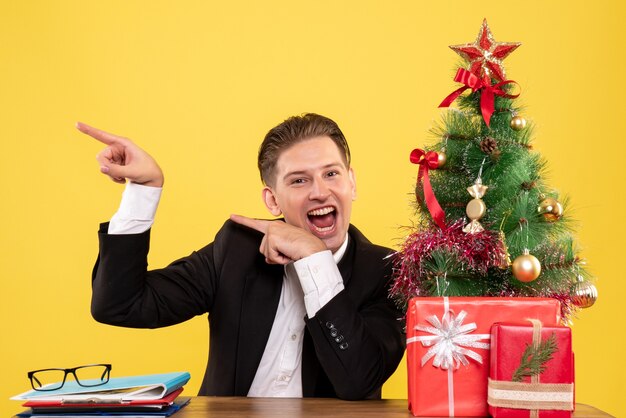 Jeune homme expressif posant pour Noël