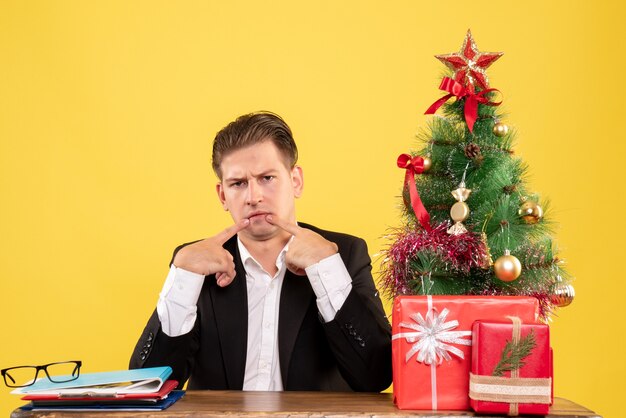 Jeune homme expressif posant pour Noël