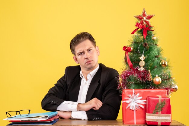 Jeune homme expressif posant pour Noël