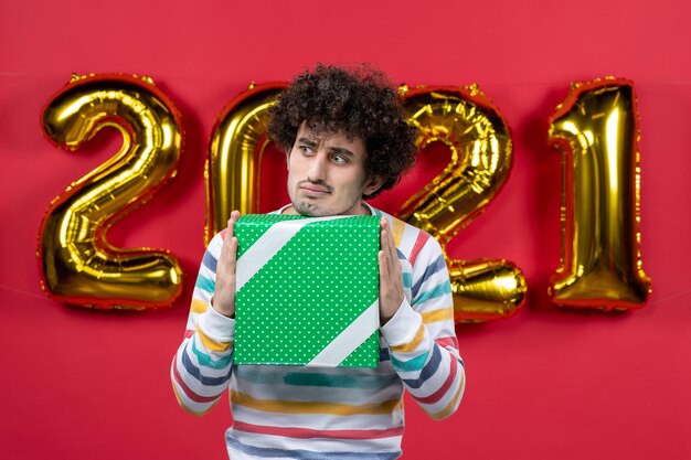 Jeune homme expressif posant pour des vacances d'hiver