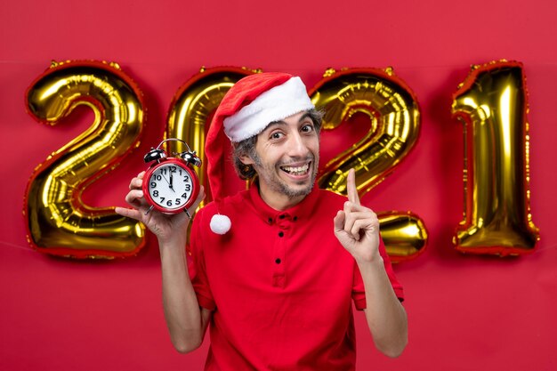 Jeune homme expressif posant pour des vacances d'hiver