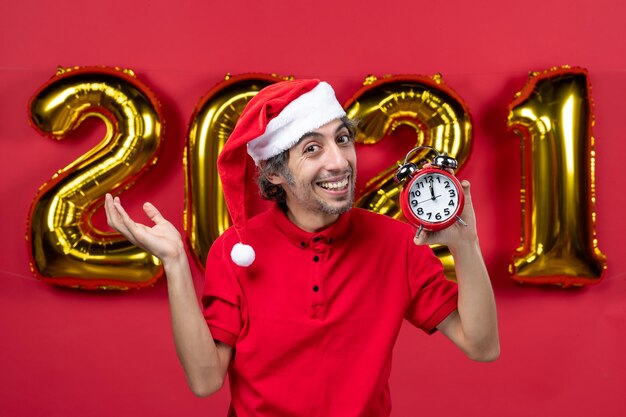 Jeune homme expressif posant pour des vacances d'hiver