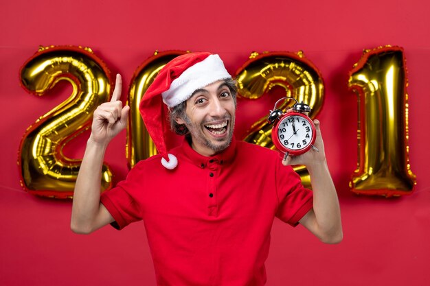 Jeune homme expressif posant pour des vacances d'hiver