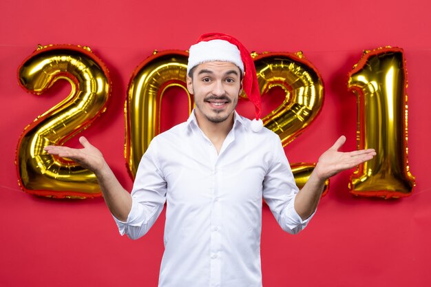 Jeune homme expressif posant pour des vacances d'hiver