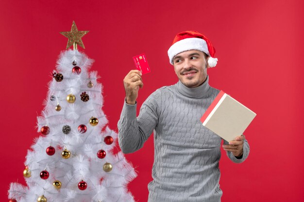 Jeune homme expressif posant pour des vacances d'hiver