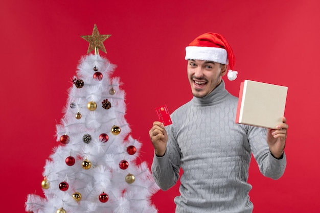 Jeune homme expressif posant pour des vacances d'hiver